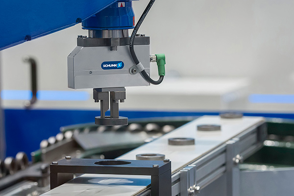 Intelligent 2-finger parallel gripper for the smart factory schunk-2-finger-gripper-featured